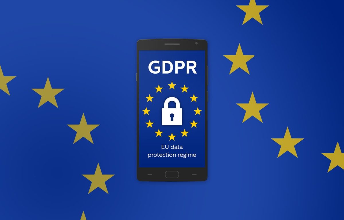 Smartphone avec logo GDPR et drapeau européen.